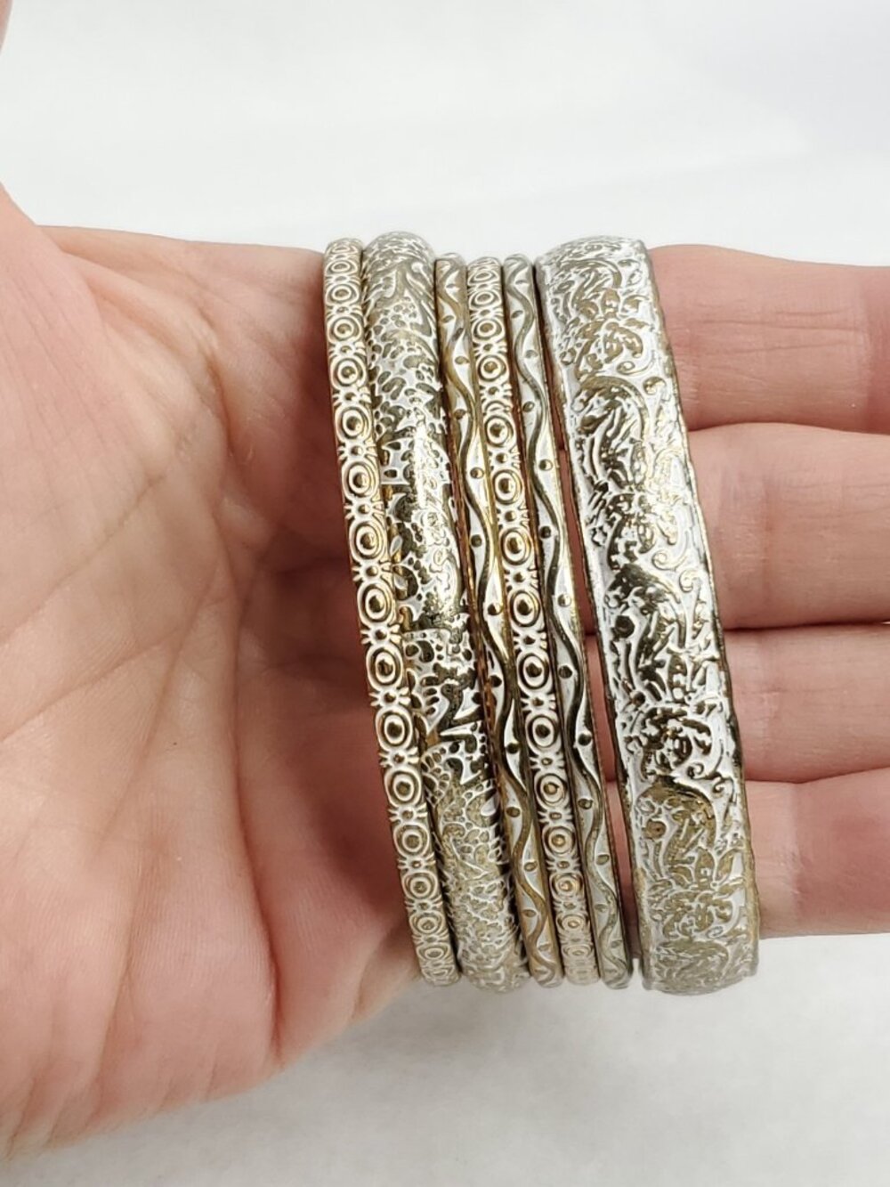 Vintage Etched Bangle Bracelet Lot Stackable Gold Tone White 8 1/4" - Picture 3 of 6